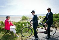 Reiff für die Insel – Die Insulanerin Marianne (Eva Kryll) führt die beiden ebenso zwielichtigen wie trotteligen Gestalten Heiner (Thomas Darchinger) und Horst (Christian Bergmann, re.) gehörig an der Nase herum.