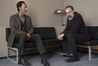 Homeland – Saul (Mandy Patinkin, r.) versucht, über Faisal Marwan (Ercan Durmaz, l.) an Informationen zu gelangen. Doch dieses Verhör endet anders, als von Saul geplant ...