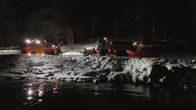 Ice Road Rescue - Extremrettung in Norwegen – Ein Schneepflug ist auf einer schmalen Straße nach rechts abgekommen, links fällt der Graben ins Wasser ab. Raido muss ihn wieder auf die Straße bringen, damit er weiterarbeiten kann. (National Geographic)