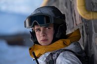 Alex Rider – Alex Rider (Otto Farrant) lässt seine Verfolger in dem Glauben, dass er tot ist. In Wahrheit schmiedet er mit dem Geheimdienst einen Plan, die Eliteschule zu stürmen.