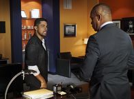 Navy CIS – Nicholas Torres (Wilmer Valderrama, l.) und Direktor Leon Vance (Rocky Carroll, r.)