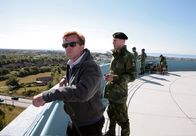 Mankells Wallander – Kommissar Wallander (Krister Henriksson, links) erhält Unterstützung von dem fanatischen Soldaten Anders Lindström (Jens Hulten).