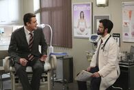How I Met Your Mother – Während Robin mit ihrem neuen Job beginnt, suchen Lily und Marshall (Jason Segel, l.) einen Spezialisten (Neil Patrick Harris, r.) auf, der ihnen behilflich sein soll, endlich ein Baby zu bekommen. Dort erleben sie eine Überraschung ...