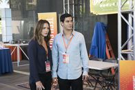Scorpion – Auf der "Techsplosion Konvention" wollen Paige (Katharine McPhee, l.) und Walter (Elyes Gabel, r.) eigentlich das Team Scorpion präsentieren, doch dann läuft einiges gehörig schief und der Rest des Teams muss eine Rettungsmission starten ...