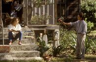Doc Hollywood – Der junge, ambitionierte Doktor Ben Stone (Michael J. Fox, r.) strandet in einem kleinen Örtchen und soll dort auch noch die Arztpraxis übernehmen. Zunächst ist er wenig begeistert, doch dann trifft er auf die attraktive Lou (Julie Warner, l.) ...