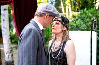 Sturm der Liebe – Katja (Isabell Stern, l.) und Vincent (Martin Walde, r.) versuchen krampfhaft, die Anziehung zwischen ihnen zu überspielen.