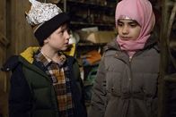 Resident Alien – Max Hawthorne (Judah Prehn, l.); Sahar (Gracelyn Awad Rinke, r.)
