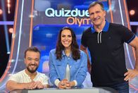 Quizduell - Olymp – Moderatorin Esther Sedlaczek (M.) mit den Kandidaten des Teams "Goldjungs": Mathias Mester (l.) und Lars Riedel (r.)