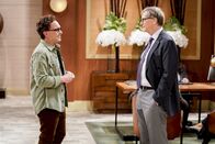 The Big Bang Theory – Als Penny ein Business-Meeting mit Bill Gates (Bill Gates, r.) hat, setzt Leonard (Johnny Galecki, l.) alles daran, um den berühmten Unternehmer ebenfalls zu treffen ...