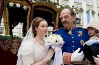Sisi – Herzog Max in Bayern (Herbert Knaup) führt seine Tochter Prinzessin Elisabeth, genannt "Sisi" (Cristiana Capotondi), zum Traualtar.
