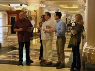 Modern Family – V.l.: Jay (Ed O'Neill), Gloria (Sofía Vergara), Cameron (Eric Stonestreet), Phil (Ty Burrell), Claire (Julie Bowen)
