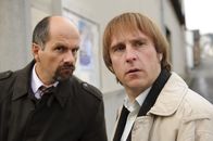 Stromberg – Natürlich nur, um bei Jennifer zu punkten, nimmt Stromberg (Christoph Maria Herbst, l.) den verstörten Ernie (Bjarne I. Mädel, r.) mit nach Finsdorf. Ernie versteht sich auf Anhieb super mit Magdalena, Achim und den Mitgliedern des Feuerwehrvereins ...