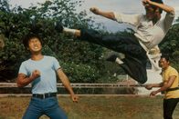 Bruce Lee - Die Todesfaust des Chen Li – Weil Cheng Li (Bruce Lee) nimmt den Kampf auf.