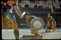 Gladiator – Maximus (Russell Crowe, M.) weiß nie, was ihn in der Arena erwartet. Doch dank seiner Erfahrung als Feldherr und Kämpfer in der offenen Schlacht kann er sich bewähren und wird zu einem Publikumsliebling.