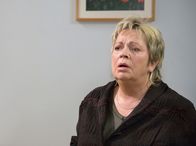 In aller Freundschaft – Prof. Marianne Albrecht (Walfriede Schmitt) wird nach einem Sturz in die Sachsenklinik eingeliefert. Dort wird festgestellt, dass sie Krebs hat.