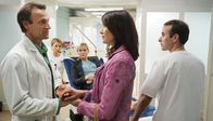 In aller Freundschaft – Antonia Bach (Claudia Mehnert, 2. von rechts) will Dr. Martin Stein (Bernhard Bettermann, links) vom Dienst abholen. Martin muss sie vertrösten, da er noch eine Patientin hat. In dem Moment wird Nicole Lamprecht (Judith Hoersch, Mitte) von Oberschwester Arzu (Arzu Bazman) und einem Pfleger (Komparse, rechts) zur Untersuchung gebracht. Antonia erschreckt, als sie ihre Freundin Nicole erkennt.