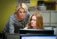 Bombshell - Das Ende des Schweigens – Megyn Kelly (Charlize Theron, l.) und ihre Assistentin Lily (Liv Hewson, r.) sind erstaunt, als sie von der Klage gegen ihren Chef Roger Ailes und die Reaktionen darauf erfahren.
