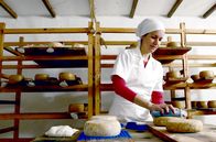 Magische Anden – Ana Machado bearbeitet ihren traditionellen handgemachten Käse aus den Anden, den schon ihre Mutter herstellte.