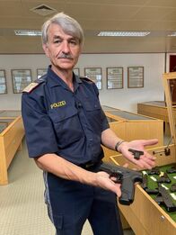 Servus Reportage – Chfinspektor Hubert Sainnitzer zeigt Waffe