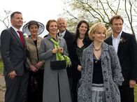In aller Freundschaft – Vor der Kirche warten alle auf die Braut - Sarah Marquardt. Von links: Dr. Roland Heilmann (Thomas Rühmann), Charlotte Gauss (Ursula Karusseit), Pia Heilmann (Hendrikje Fitz), Otto Stein (Rolf Becker), Dr. Elena Eichhorn (Cheryl Shepard), Dr. Kathrin Globisch (Andrea Kathrin Loewig), Dr. Martin Stein (Bernhard Bettermann) .