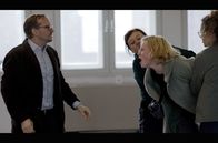 Je suis Karl – Um die Arbeit der Polizei unterstützen zu können, sitzt das traumatische Erlebnis bei Maxi (Luna Wedler) noch zu tief. Auch ihr Vater (Milan Peschel) kann sie nicht beruhigen.