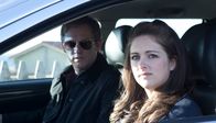 Mord auf Shetland – Zusammen mit seiner Kollegin Alison "Tosh" McIntosh (Alison O’Donnell) nimmt Detective Insepctor Jimmy Perez (Douglas Henshall) ein umstrittenes Pipeline-Projekt ins Visier.