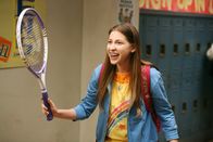 The Middle – Weil Sue (Eden Sher) beim Tennis viel zu nett zu ihren Gegnern ist, will Mike sie abhärten. In der Zwischenzeit versuchen Axl und Cassidy, ihre Beziehungsprobleme zu lösen ...
