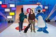 1, 2 oder 3 – Ökologin Dr. Annegret Grimm-Seyfarth (M.) ist mit ihrem Artenspürhund Zammy zu Gast im Studio bei Elton (l.) und Piet Flosse (r.).