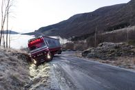 Ice Road Rescue - Extremrettung in Norwegen – Nachdem der Fahrer aus dem Lkw ausgestiegen war, um Ketten auf die Räder zu legen, rutschte der Lkw aus eigener Kraft einen Hügel hinunter und landete im Graben. (National Geographic für Disney)