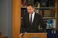 Community – Es scheint als ob Jeff (Joel McHale) als einziger an Changs Geschichte zweifelt. Er beschließt den angeblichen Betrüger auffliegen zu lassen ...