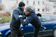 In aller Freundschaft – Philipp Brentano (Thomas Koch, li.) und Kai Hoffmann (Julian Weigend, re.) werden auf ihrer morgendlichen Joggingrunde fast von einem Auto überfahren.