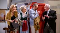 Sturm der Liebe – Yvonne (Tanja Lanäus, l.) und Hildegard (Antje Hagen, 2.v.r.) amüsieren sich darüber, wie ihre Männer (Sven Waasner, 2.v.l. und Sepp Schauer, l.) sich angeregt über die Autorennbahn unterhalten.