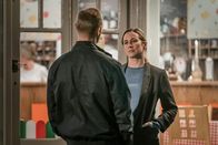The Bay – Lisa Armstrong (Morven Christie) ist nicht davon begeistert, dass ihr Ex Andy Warren (Joe Absolom) plötzlich auftaucht, und alle durcheinander bringt.