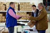 Rentnercops – Peppi Schmidt (Roland Wolf, l.) erfährt durch Reinhard Bielefelder (Bill Mockridge, 2.v.r.) und Klaus Schmitz (Hartmut Volle, r.) von Arzus Tod. Er behauptet Arzu nicht gekannt zu haben.