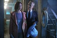 The Strain – Kelly (Natalie Brown, l.) und Eichorst (Richard Sammel, r.) hoffen darauf, dass Eph auf den Deal des Meisters eingeht. Unterdessen bietet Palmer auch Abraham einen Deal an ...