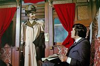 Mörder GmbH – Sonya Winter (Diana Rigg) ist dem Inhaber der Mörder GmbH, Iwan Dragomiloff (Oliver Reed), dessen Ermordung sie in Auftrag gegeben hat, stets auf den Fersen.