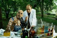 Löwenzahn Classics – 2. Im Botanischen Garten trifft Peter (Peter Lustig) Professor Arbor (Rüdiger Wandel). Der ist gerade damit beschäftigt einige Bäume genauer zu untersuchen. Was er wohl alles herausfindet?