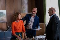 SOKO Stuttgart – Warum stellt Kriminaldirektor Michael Kaiser (Karl Kranzkowski, r.) im Fall eines ermordeten Butlers auf eigene Faust Nachforschungen bei dem Unternehmerehepaar Gloria Hagedorn (Susanne Steidle) und August Hagedorn (Christian Koerner, M.) an? Hat er eine Vermutung, wer ihren Butler ermordet haben könnte oder geht es ihm um etwas Anderes?