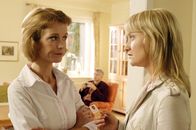 Doppelter Einsatz – Caro (Eva Herzig, re.) findet, dass sich Frau Hartmann (Judith Engel) auffällig intensiv um Ralf Eggers (Udo Wachtveitl, mi.), den Mann ihrer ermordeten Freundin, kümmert.