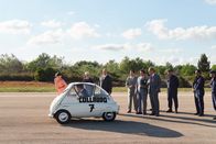 Bella Germania – Der junge Ingenieur Alexander Schlewitz (Christoph Letkowski, 2.v.l.) ist 1956 nach Mailand gekommen, um die Isetta für den deutschen Markt zu testen. Dabei lernt er die Liebe seines Lebens, seine Dolmetscherin Giulietta (Silvia Busuioc, l.), kennen. Weitere: Giovanni (Denis Moschitto 3.v.l.), Renzo Rivolta (Giovanni Moschella 4.v.l.).
