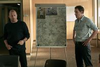 Ein Kind wird gesucht – Die Ermittler Ingo Thiel (Heino Ferch, l.) und Mario Eckartz (Felix Kramer, r.) versuchen, den möglichen Weg des Täters in der Nacht von Mircos Verschwinden nachzuvollziehen.