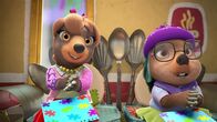 Maulwurf Moley – Mona Lisa und Dotty sind beim Lösen der Rätsel des wöchentlich erscheinenden Rätselbuches immer die Schnellsten.