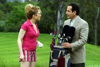Monk – Sharona (Bitty Schram, l.) wird zu einer Partie Golf herausgefordert. Mr. Monk (Tony Shalhoub, r.) stellt sich als Caddie zur Verfügung.
