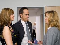 In aller Freundschaft – Steffen Frahm (Moritz Lindbergh) und Yvonne (Maren Gilzer, links) machen sich Sorgen um Sabrina Hellermann. Doch Sarah Marquardt (Alexa Maria Surholt, rechts) hält es fast für einen glücklichen Wink des Schicksals, dass die Frau von Julius Hellermann, mit dem sie aussichtsreiche Geschäftsbeziehungen knüpfen will, gerade jetzt in der Sachsenklinik liegt.