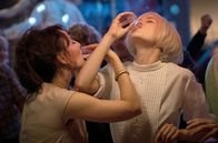 Ku'damm 63 – Helga (Maria Ehrich, li.) und Eva (Emilia Schüle, re.) haben gelernt, mit den Umständen ihrer Ehen umzugehen und sich zu nehmen, was sie brauchen.