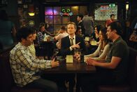 How I Met Your Mother – Gute Freunde: Ted (Josh Radnor, l.), Marshall (Jason Segel, r.), Barney (Neil Patrick Harris, M.), Lily (Alyson Hannigan, 2.v.r.) und Robin (Cobie Smulders, 2.v.l.) ...