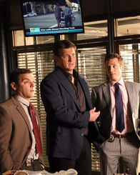 Castle – Der Nachfolger von Beckett, Sully (Joshua Bitton, l.), weiß genau, dass Castle (Nathan Fillion, M.) an Tatorten nichts mehr zu suchen hat. Kevin Ryan (Seamus Dever, r.) stärkt dem Krimiautor jedoch den Rücken ...