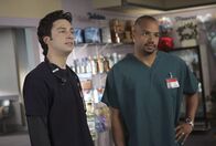 Scrubs - Die Anfänger – Turk (Donald Faison, r.) und Elliott streiten sich darum, wer an der Reihe ist, auf den ewigen Pechvogel J.D. (Zach Braff, l.) aufzupassen, da sie es leid sind, J.D.s Babysitter zu spielen ...