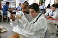 Scrubs - Die Anfänger – Mein Sinn für Humor: J.D. (Zach Braff, r.) und Turk (Donald Faison, l.) ...