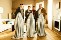 Rentnercops – Reinhard Bielefelder (Bill Mockridge, l.), Vicky Adam (Katja Danowski, 2.v.l.), Hui Ko (Aaron Le, 2.v.r.) und Klaus Schmitz (Hartmut Volle, r.) ermitteln in der Kunstszene.
